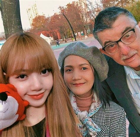 lisa blackpink age and family